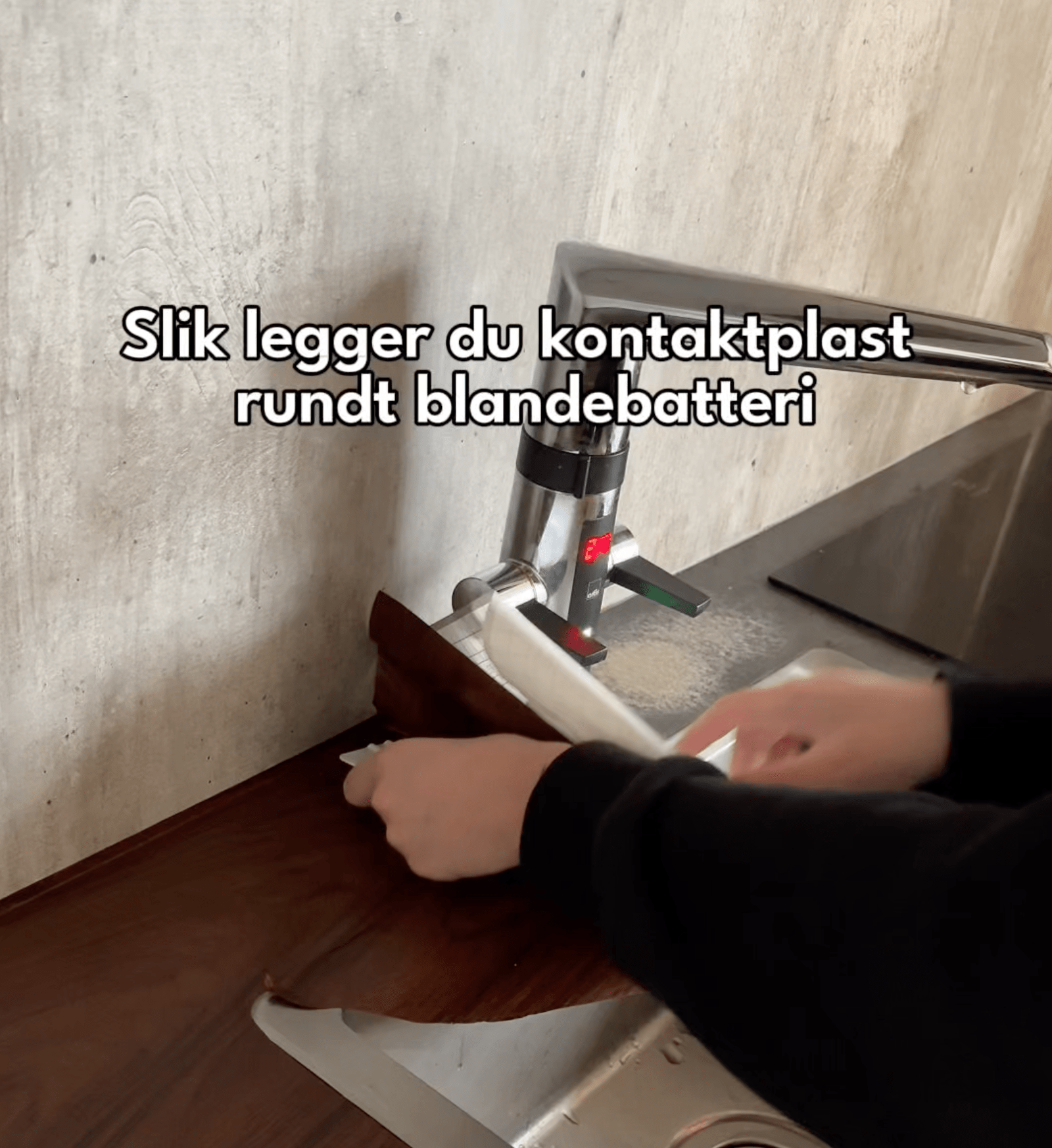 Slik legger du kontaktplast rundt blandebatteriet på kjøkkenet - Lindas Dekor