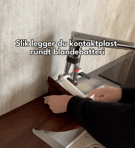 Slik legger du kontaktplast rundt blandebatteriet på kjøkkenet - Lindas Dekor