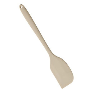 Essentials slikkepott i beige silikon, 28 cm lang, med fleksibelt blad og langt håndtak på hvit bakgrunn.
