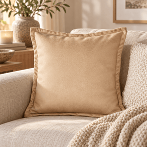 Brunt putetrekk i skinnlook 50 x 50 cm i lys sofa med strikket pledd og lun innredning
