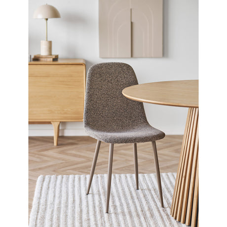 Stockholm spisestol lys brun med slankt design og komfortabelt sete – perfekt til spisebord i stue eller kjøkken.