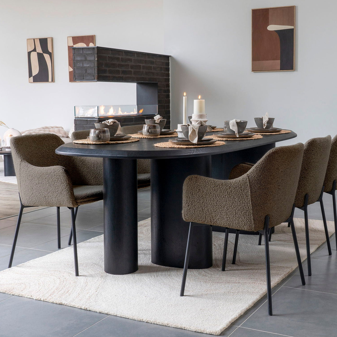 miljøbilde Melilla spisestoler i brun bouclé brukt i elegant spisestueinteriør