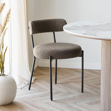 Spisestol Badalona i brun boulcé-stoff med elegant design