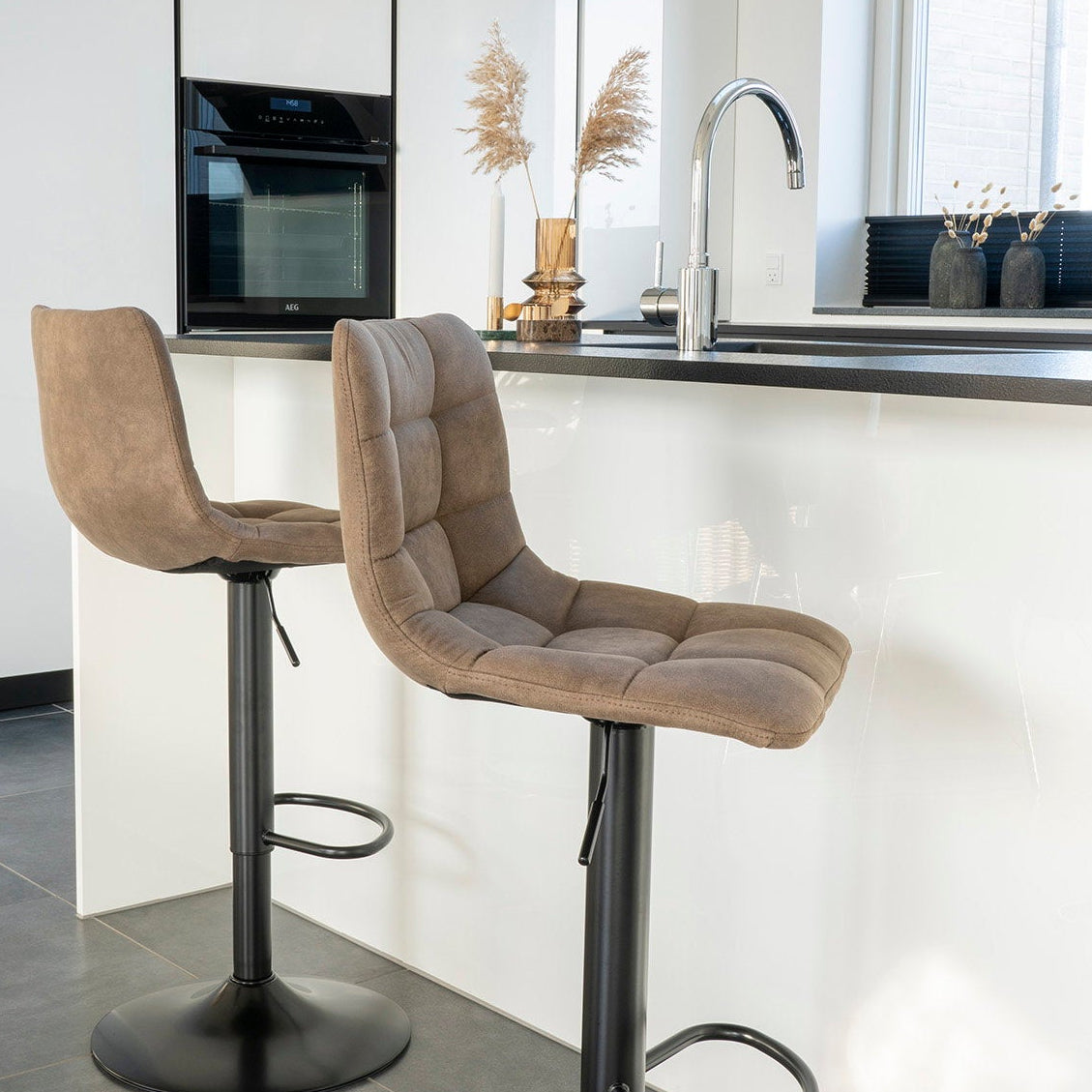 Middelfart barstol mikrofiber lys brun med sorte ben