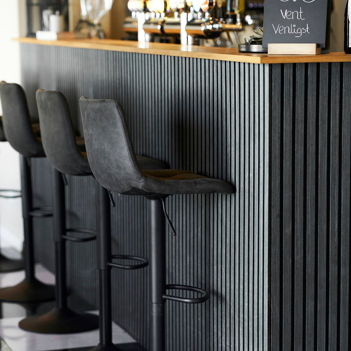 Middelfart barstol mikrofiber mørk grå med sorte ben