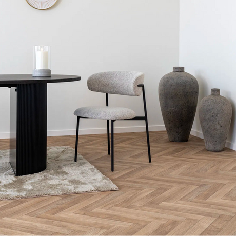 Spisestol Mira i sand-farge med elegant design"

