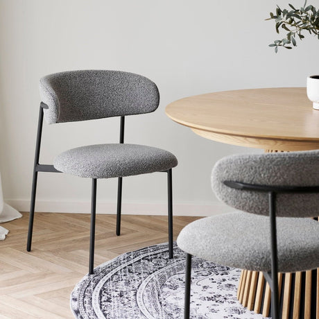 Lysegrå Mira spisebordsstoler i moderne nordisk design
