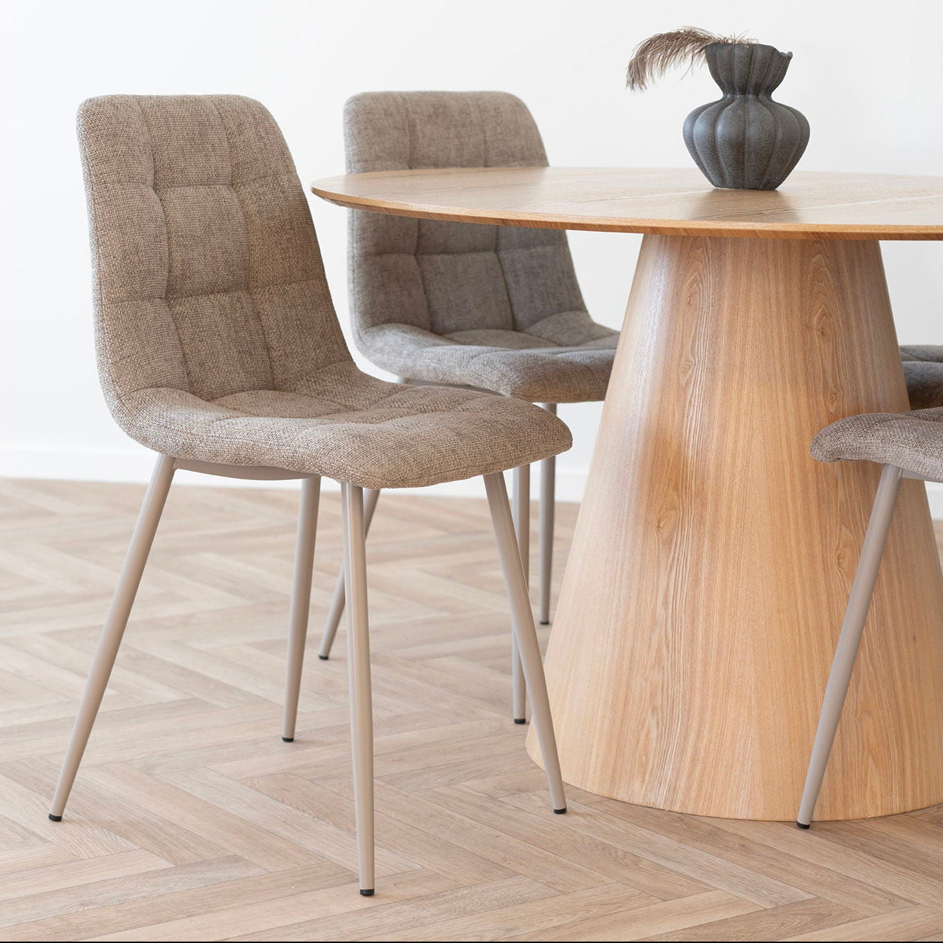 Bolton spisebord omkring 120 cm med naturlig finish på en kvadratisk sokkel