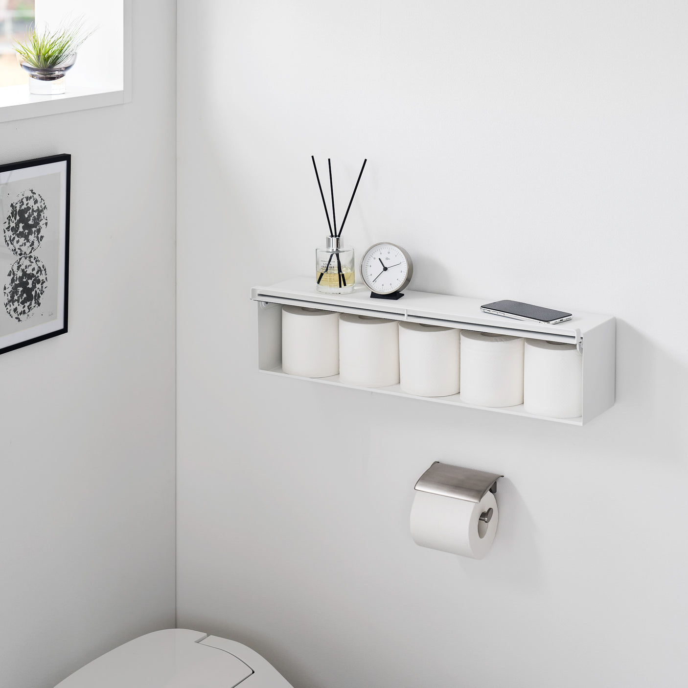 Hvit plastboks montert på vegg for praktisk organisering.