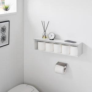 Hvit plastboks montert på vegg for praktisk organisering.