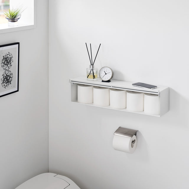 Hvit plastboks montert på vegg for praktisk organisering.