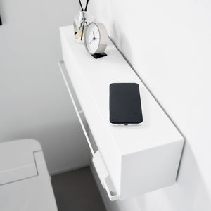 Praktisk oppbevaringsløsning i hvit boks med enkel montering.