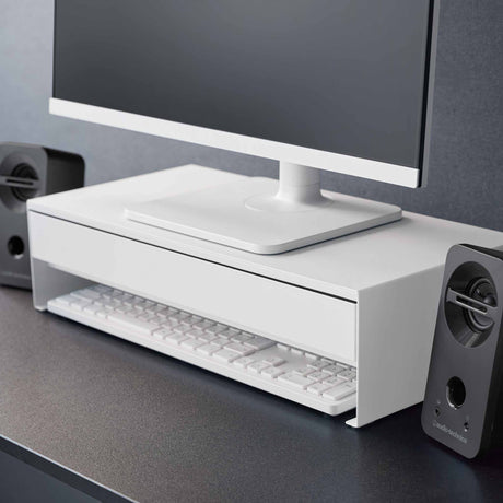 Hvit monitor stand med oppbevaring for penner, ladere og kontorartikler