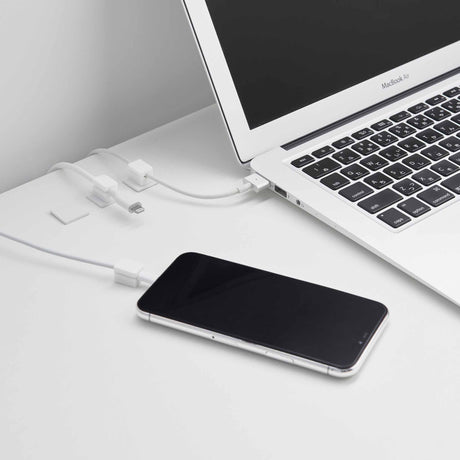 Magnetisk kabelholder i silikon med selvklebende base til ladekabler