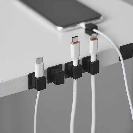 Sorte magnetiske kabelholdere med base for ryddig kabelstyring på skrivebord