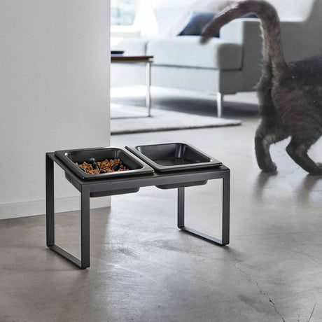 Hevet hundeskål med to keramiske skåler og slow feeder i stativ