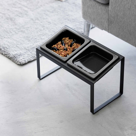 Slow feeder hundeskål i keramikk plassert i stabilt metallstativ