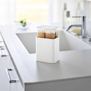 Hvit oppbevaringsboks med trykklokk og fire rom til baderomsoppbevaring