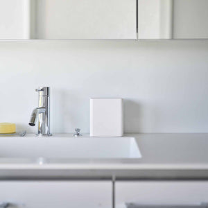 Hvit småoppbevaring med lokk og fire separate rom for organisering