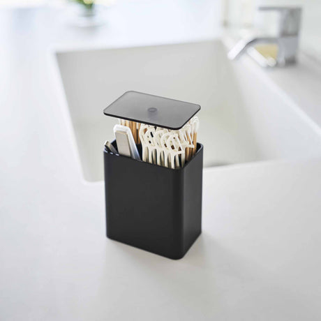 Oppbevaringsboks i sort med fire separate rom for organisering på bad