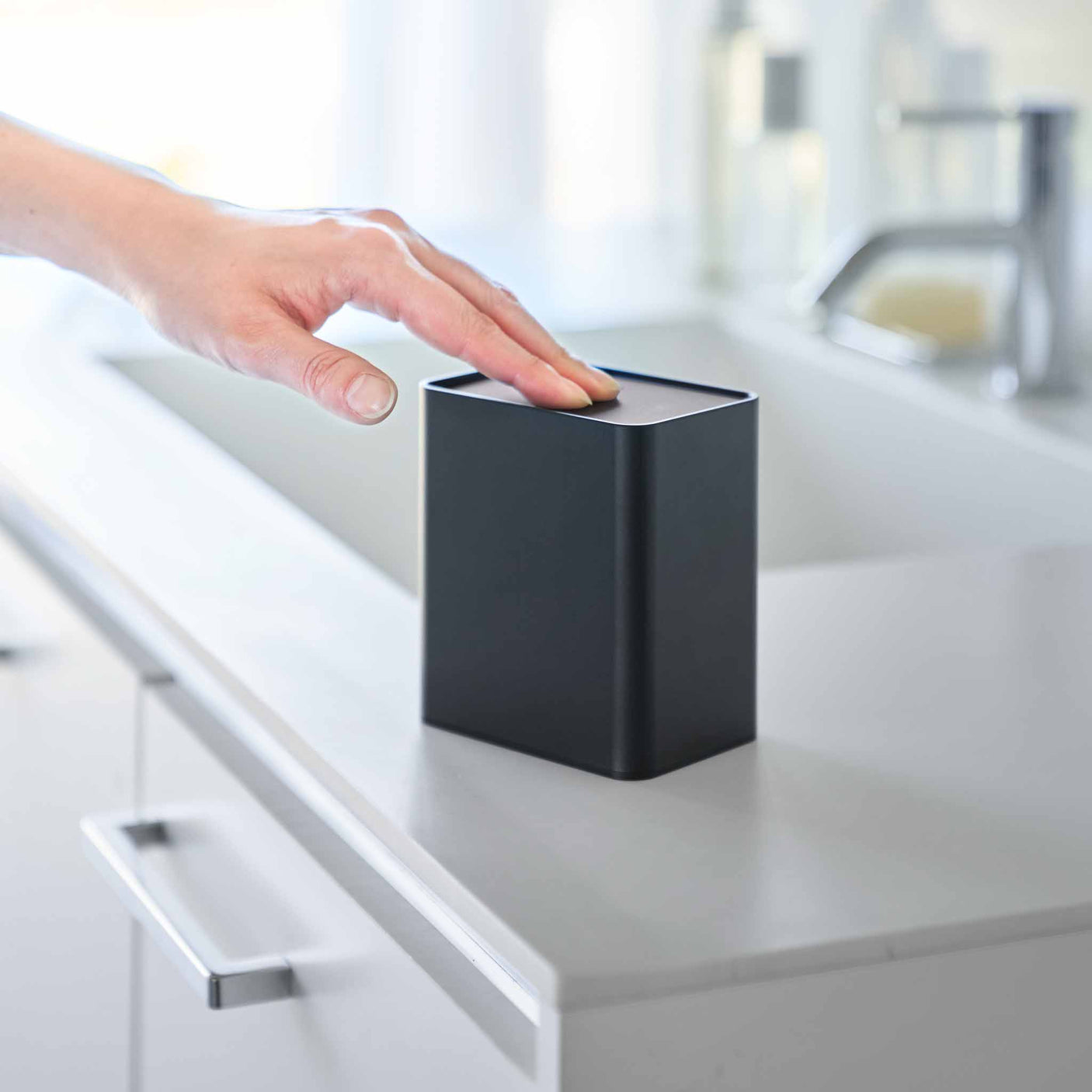 Sort småoppbevaring med tonet lokk til bomullspinner og små nødvendigheter