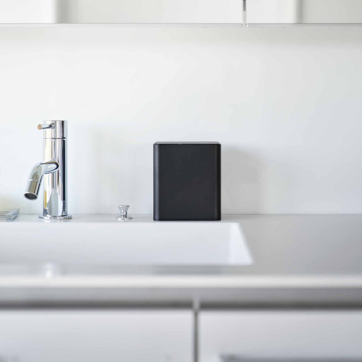 Moderne småoppbevaring i sort utførelse med fire rom og smart åpning