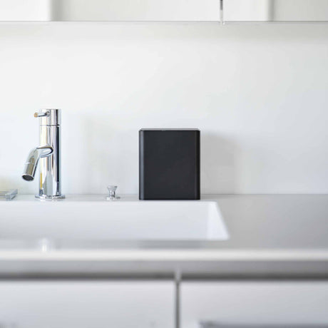 Moderne småoppbevaring i sort utførelse med fire rom og smart åpning