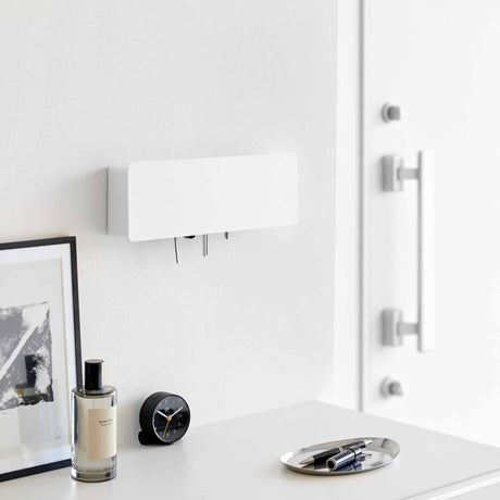 Diskret nøkkeloppbevaring til gang med lukket front og matt finish