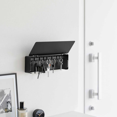 Sort nøkkeloppbevaring til gang med lukket front og justerbare kroker