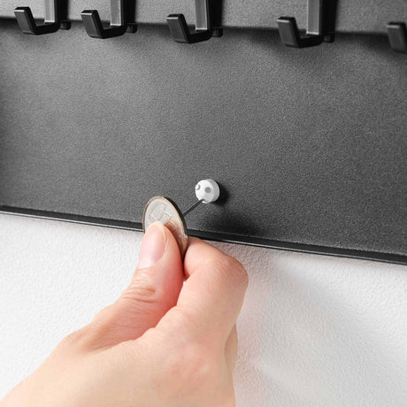 Vegghengt nøkkelboks i sort med plass til husnøkler og bilnøkler