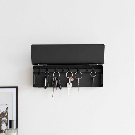 sort nøkkelskap vegg
