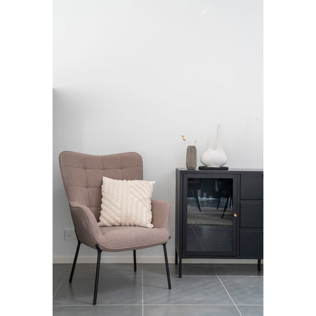 Glasglow stol i steingrå plassert i lys stue med dekor