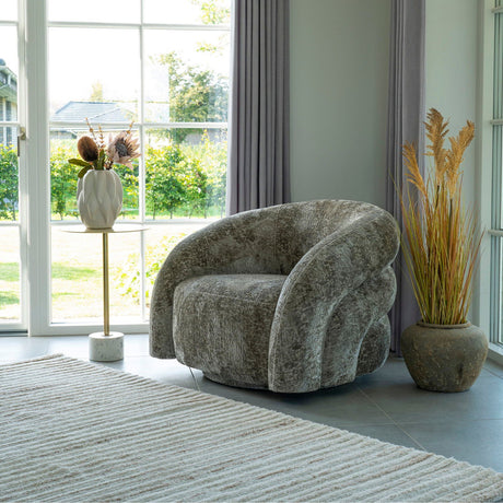 Valletta lenestol fra House Nordic plassert i stue med store vinduer – stilfull og komfortabel loungestol.