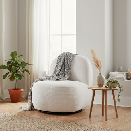 Nærbilde av tekstil på Milo Lounge stol – myk og slitesterk overflate