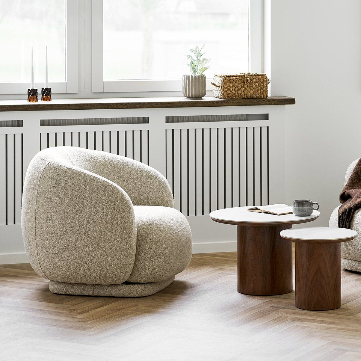 House Nordic Hawkes – loungestol med svingfot i sandbeige tone