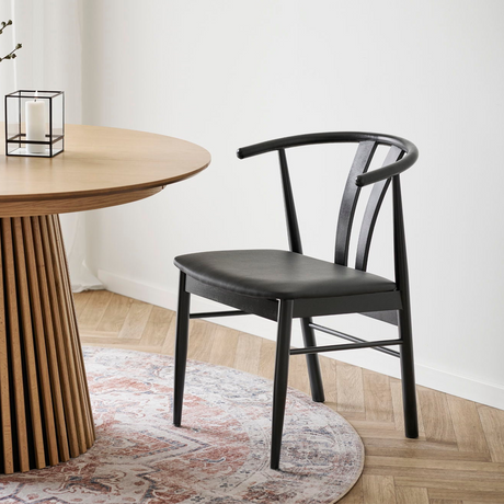 Spisestol Artenara i sort med elegant design"

