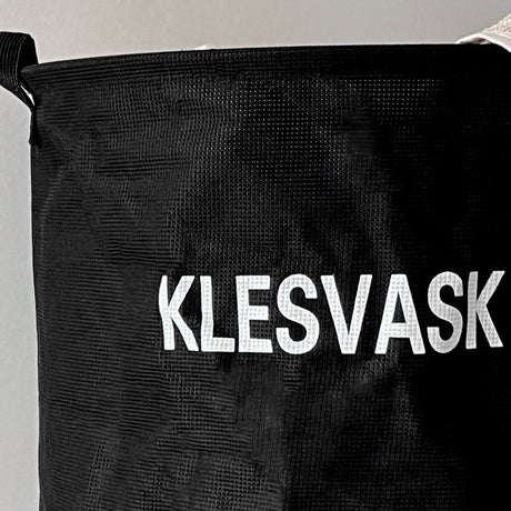 Moderne klesvaskkurv med tekst på front