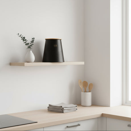 Kvadratisk nærbilde av metallboks med teksten KJEKS i gull