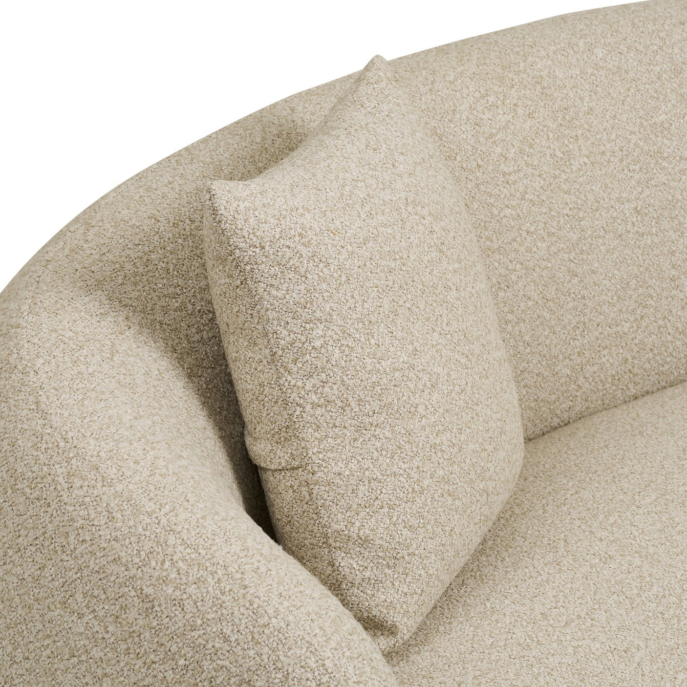 2,5-seters sofa Hawkes i sand – trukket i polyester med reisverk i furu