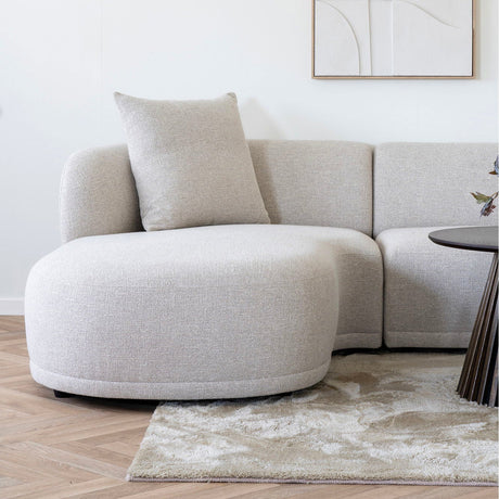 Kingston Lounge Sofa venstrevendt i beige tekstil vist i stue med dekor og kunst på veggen.