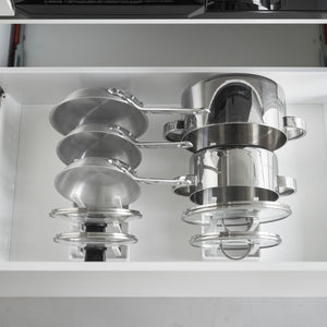 Kjøkkenorganisator med justerbare rom til panner og lokk i hvit farge.