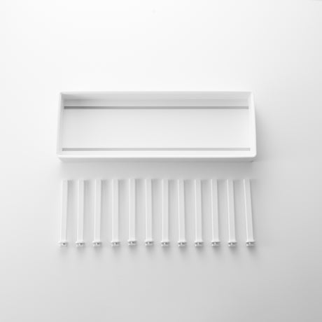 Gryte- og pannestativ med sklisikker bunn for organisert oppbevaring.