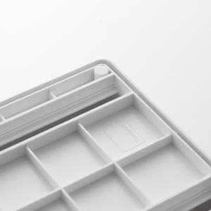 Organisator for kjøkkenutstyr med fleksible rom og sklisikker base.