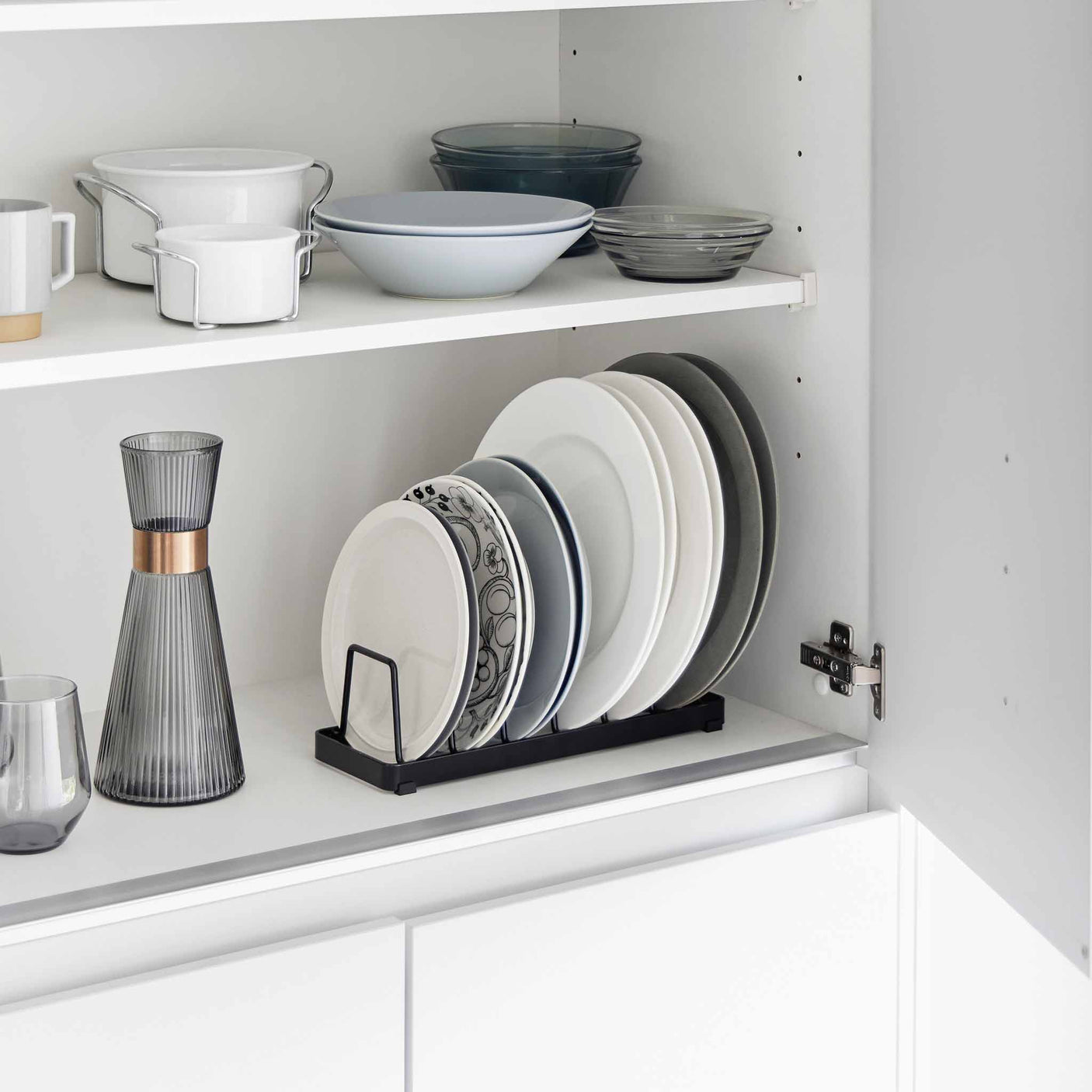 Tallerkenstativ sort for vertikal oppbevaring av tallerkener i skap