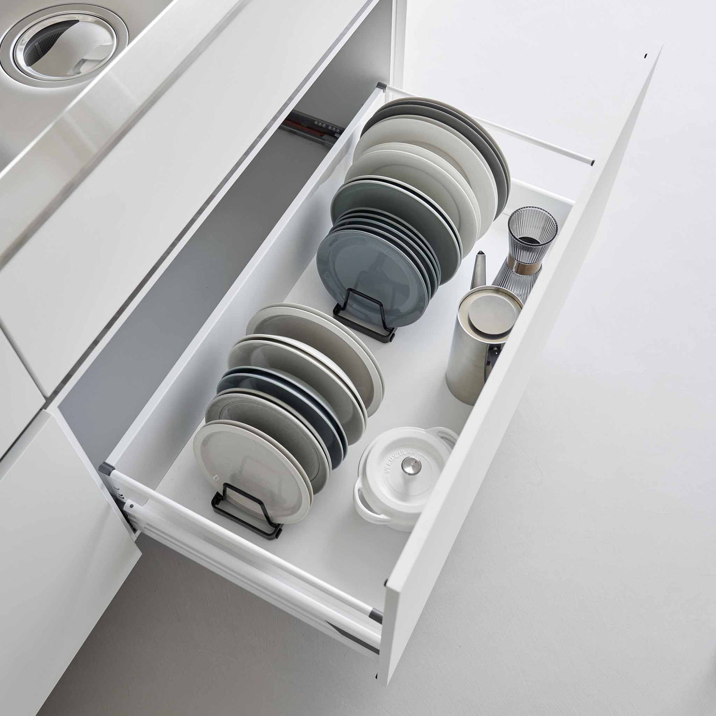 Organisert tallerkenoppbevaring i kjøkkenskap