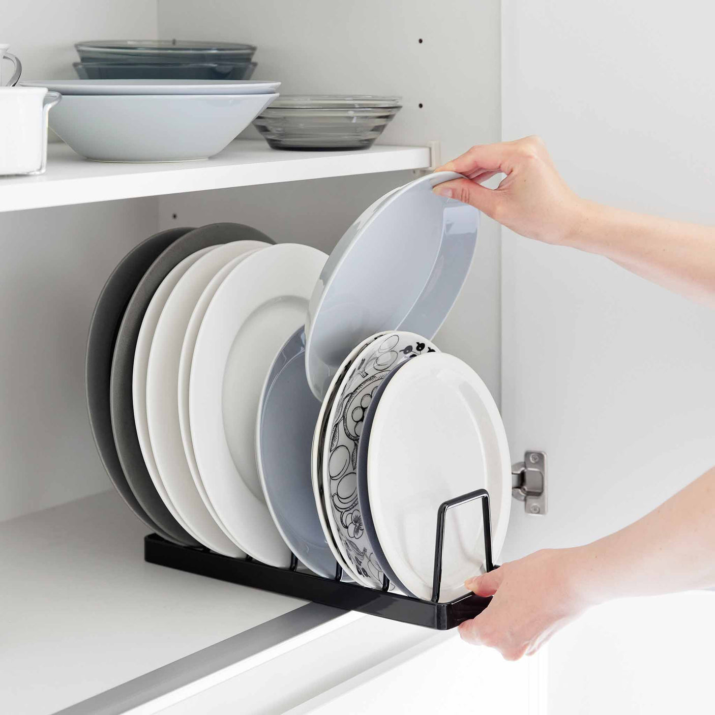 Tallerkenholder sort med plass til flere middagstallerkener