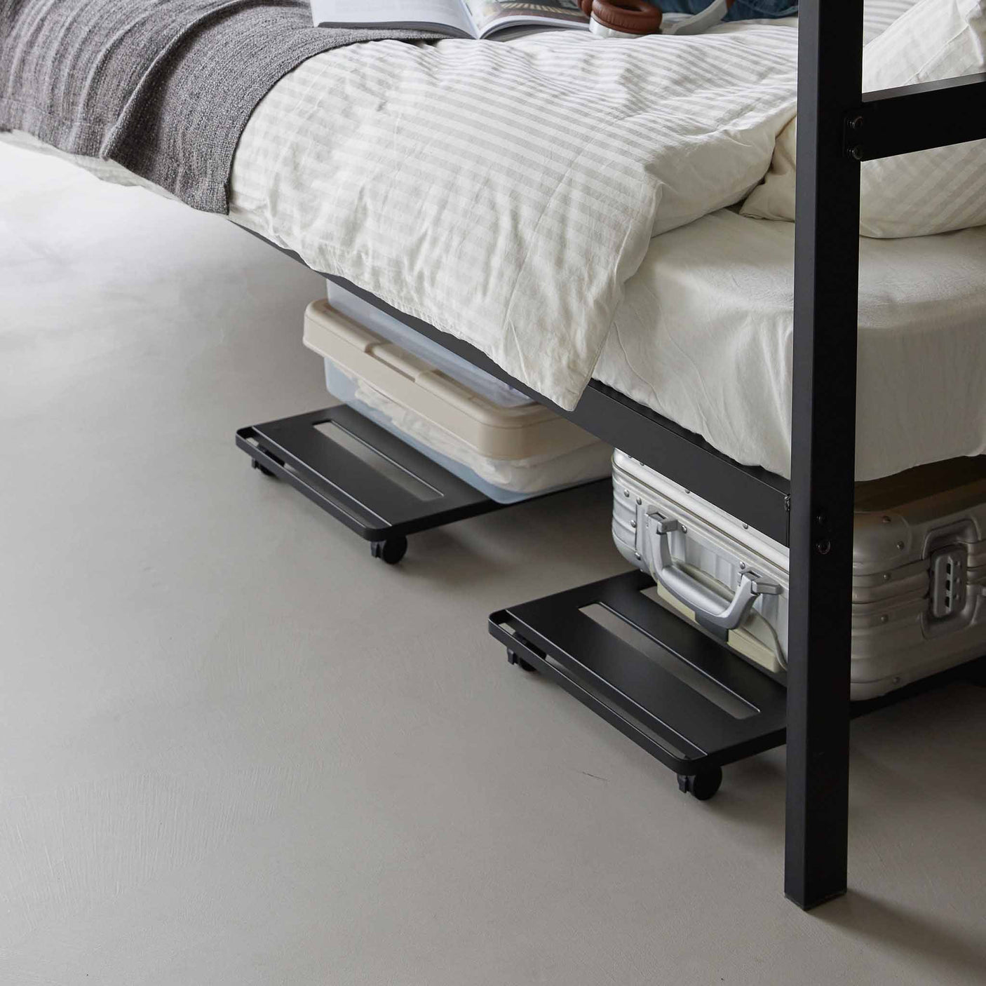 Oppbevaringsvogn under seng med plass til bagasje og bokser