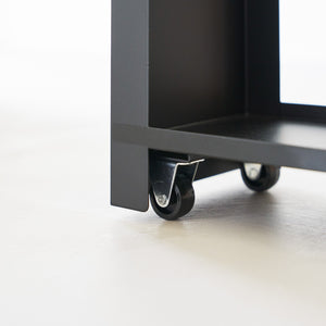 Oppbevaringshylle med hjul og treplate brukt til oppbevaring av husholdningsartikler.