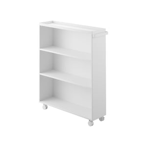 Flyttbar hvit hyllevogn med bøker og dekor i moderne interiør.