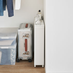 Praktisk hvit oppbevaringshylle med hjul brukt på hjemmekontor.